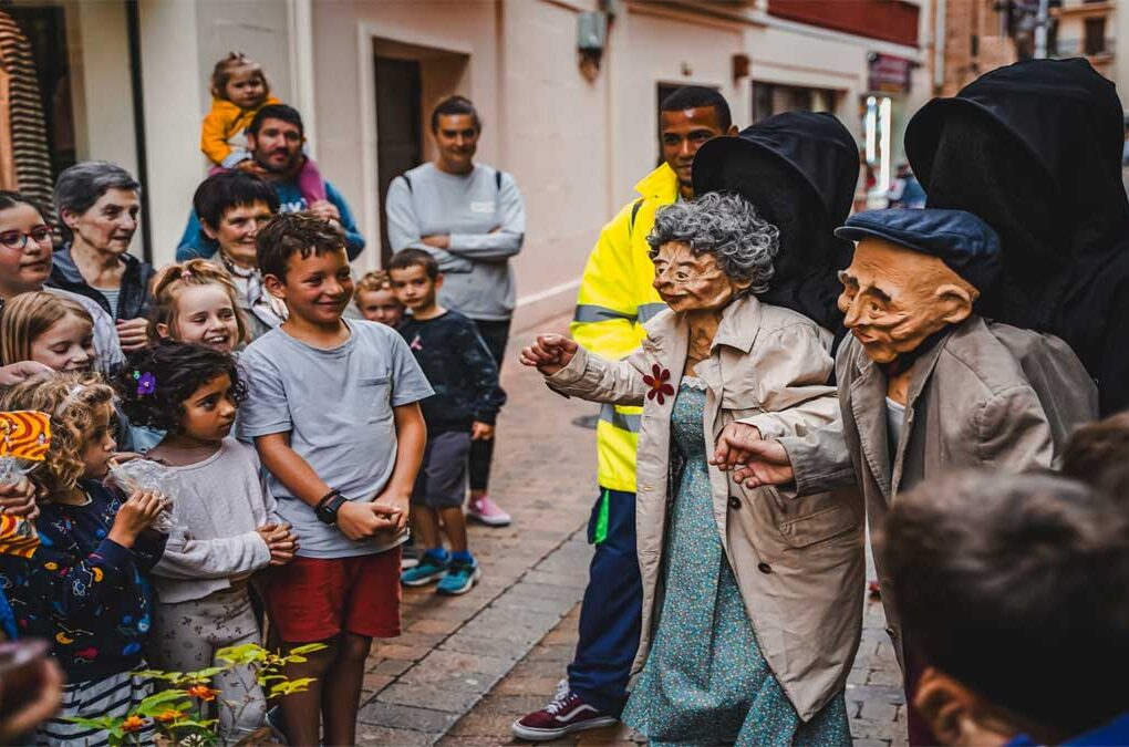 Pareja de ancianos con carro de flores y semillas en Birakolore, teatro itinerante de títeres en las calles de Beniaján