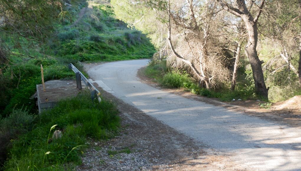 Curva del Camino de San Antón en El Bojar, Beniaján, sin quitamiedos y con necesidad de medidas de seguridad vial.