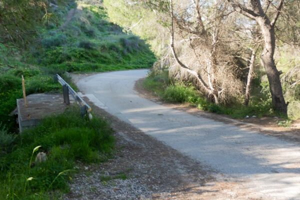 Curva del Camino de San Antón en El Bojar, Beniaján, sin quitamiedos y con necesidad de medidas de seguridad vial.