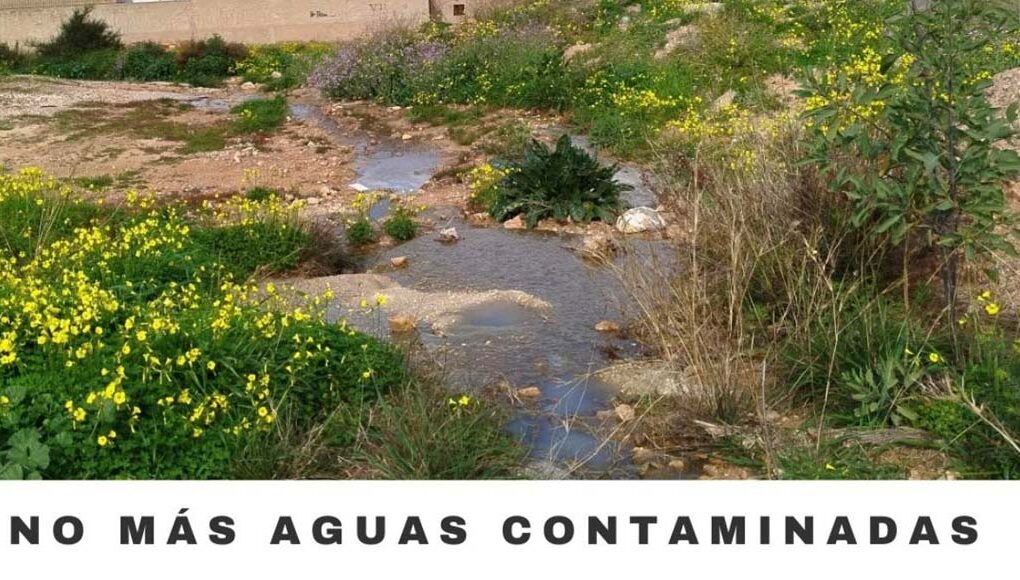 Acuífero contaminado en Los Ramos con cartel de la manifestación no más aguas contaminadas