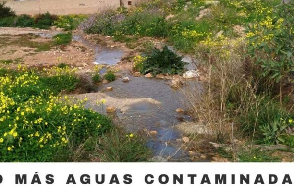 Acuífero contaminado en Los Ramos con cartel de la manifestación no más aguas contaminadas