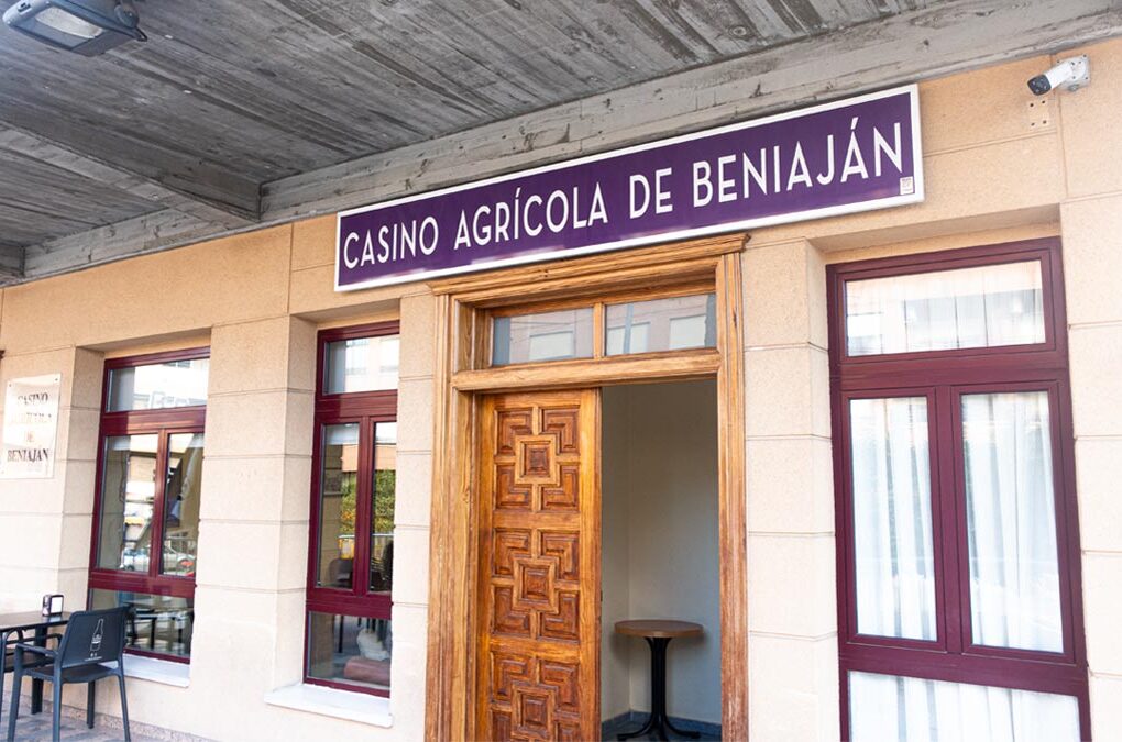 Fachada principal del Casino Agrícola de Beniaján, mostrando el letrero con su nombre, institución centenaria en declive en la pedanía de Beniaján, Murcia.