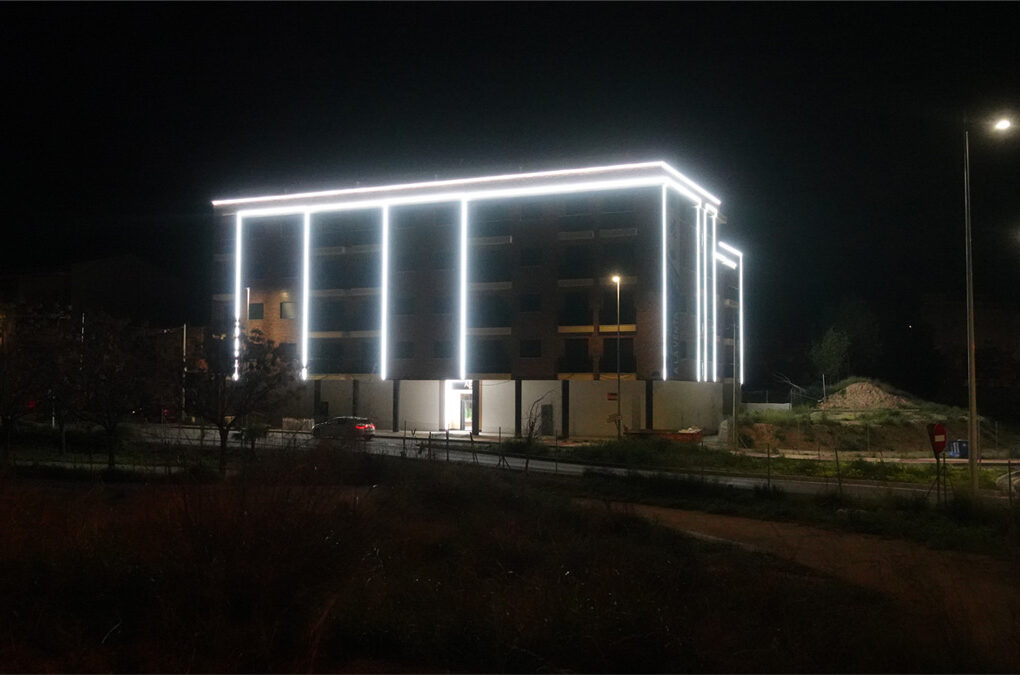 Contaminación lumínica en Beniaján: edificio con luces LED invasivas ilumina el cielo y molesta a vecinos