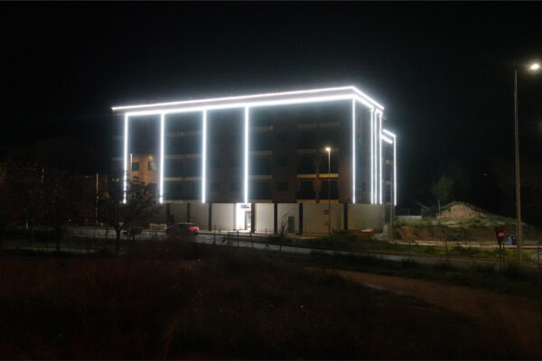 Contaminación lumínica en Beniaján: edificio con luces LED invasivas ilumina el cielo y molesta a vecinos