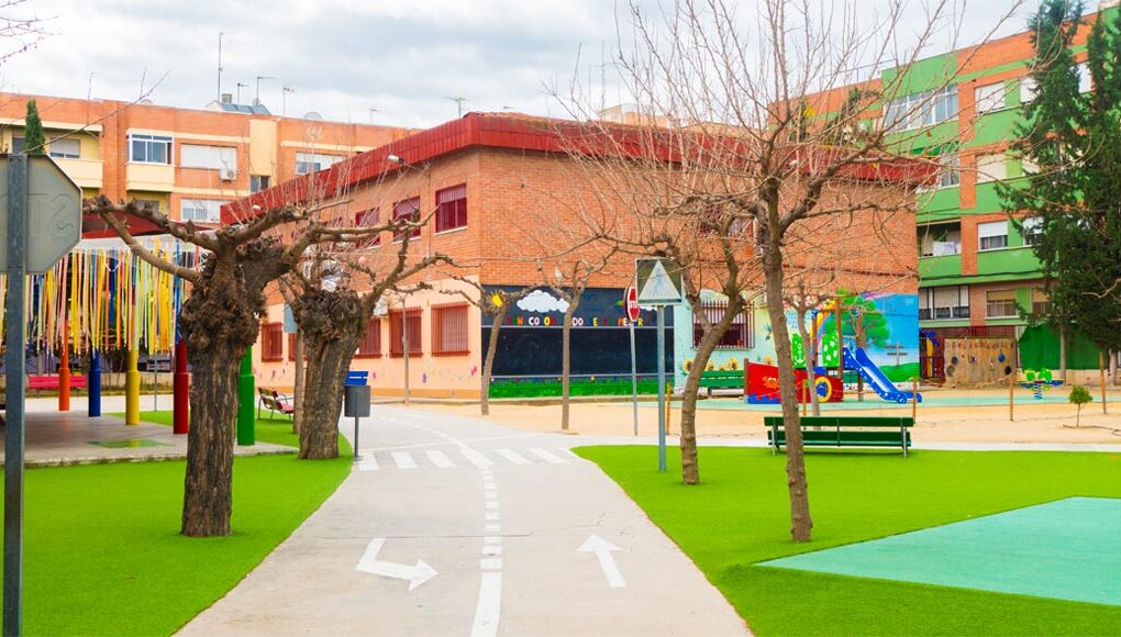 Entrada y patio de la Escuela de Educación Infantil La Naranja en Beniaján, con camino de acceso, zonas de recreo y espacios al aire libre del centro educativo.
