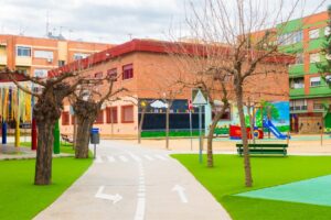 Entrada y patio de la Escuela de Educación Infantil La Naranja en Beniaján, con camino de acceso, zonas de recreo y espacios al aire libre del centro educativo.