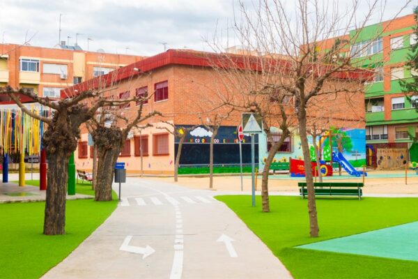 Entrada y patio de la Escuela de Educación Infantil La Naranja en Beniaján, con camino de acceso, zonas de recreo y espacios al aire libre del centro educativo.