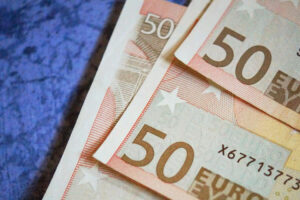 Imagen de billetes de 50 euros que ilustra el coste de 7.200 euros anuales de la compensación por gastos del alcalde pedáneo de Beniaján.