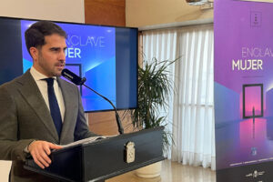 Concejal Diego Avilés presenta la octava edición del Festival Enclave Mujer Miradas en Murcia, evento por la igualdad de género del 10 al 27 febrero 2026.