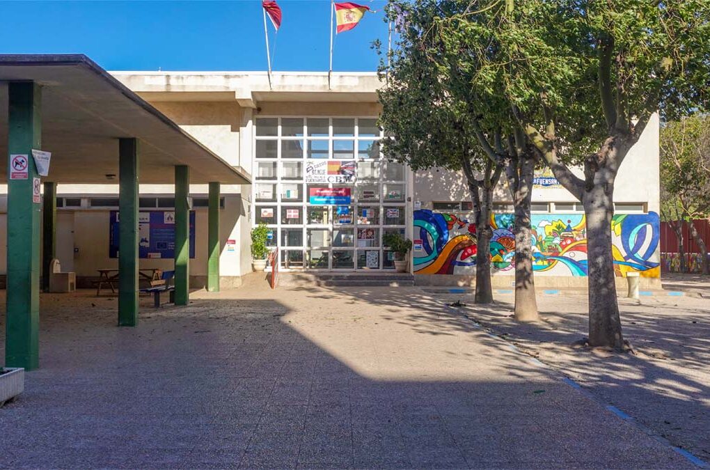 Vista del patio y la entrada principal del CEIP Nuestra Señora de la Fuensanta en Beniaján durante las jornadas de puertas abiertas.