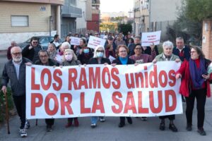 Primer plano de la manifestación en Los Ramos con la pancarta Los Ramos unidos por la salud y el grueso de vecinos participantes.