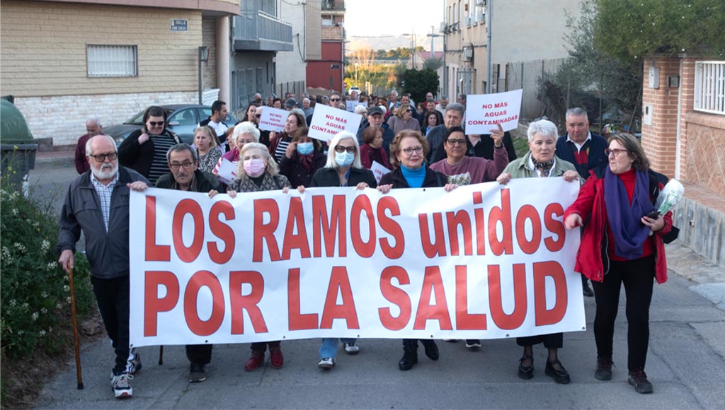 Primer plano de la manifestación en Los Ramos con la pancarta Los Ramos unidos por la salud y el grueso de vecinos participantes.