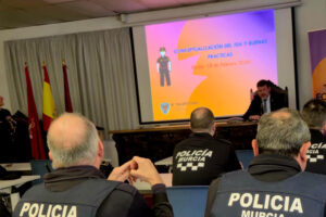 Policías locales de Murcia durante una jornada formativa con el concejal Fulgencio Perona
