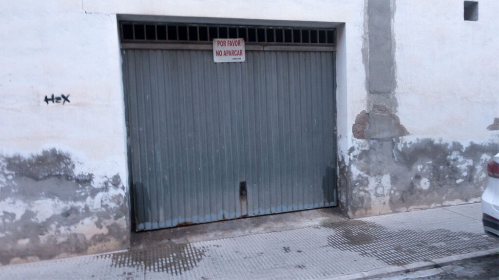 Zona frente a un garaje en el centro cultural de Beniaján donde varias personas han orinando en la puerta y la acera durante las fiestas de carnaval.