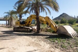 Excavadora destinada a las obras de la fase 2 de la Vía Verde de la Costera Sur, en Los Ramos, Murcia.