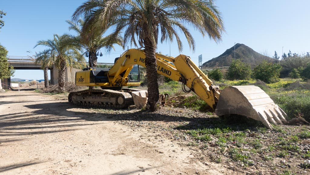 Excavadora destinada a las obras de la fase 2 de la Vía Verde de la Costera Sur, en Los Ramos, Murcia.