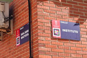 Placas NaviLens instaladas en la confluencia de dos calles en Beniaján Murcia