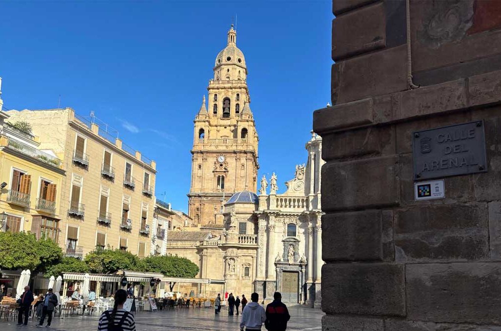 Placa NaviLens instalada en un edificio de la Plaza del Cardenal Belluga, frente a la Catedral de Murcia, mostrando la tecnología digital integrada en el viario urbano.