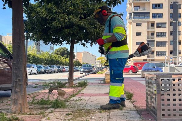 Operario del Ayuntamiento de Murcia realizando desbroce en la vía pública en el marco del Plan de Desbroces 2026.
