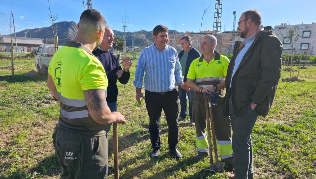 Plantación Plan Foresta en San José de la Vega: concejal José Guillén, alcalde pedáneo Antonio José Aráez y vecinos plantando árboles para nuevo bosque urbano