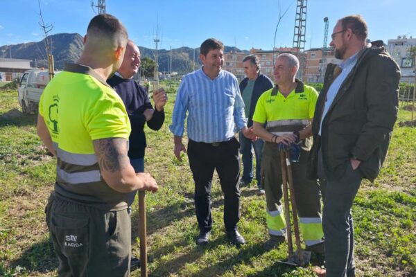 Plantación Plan Foresta en San José de la Vega: concejal José Guillén, alcalde pedáneo Antonio José Aráez y vecinos plantando árboles para nuevo bosque urbano