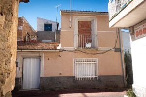 Vivienda antigua en un barrio de la pedanía de Beniaján en Murcia con cartel de se vende, reflejando los desafíos de urbanismo y desarrollo que plantea el nuevo Plan General de Ordenación de Murcia.