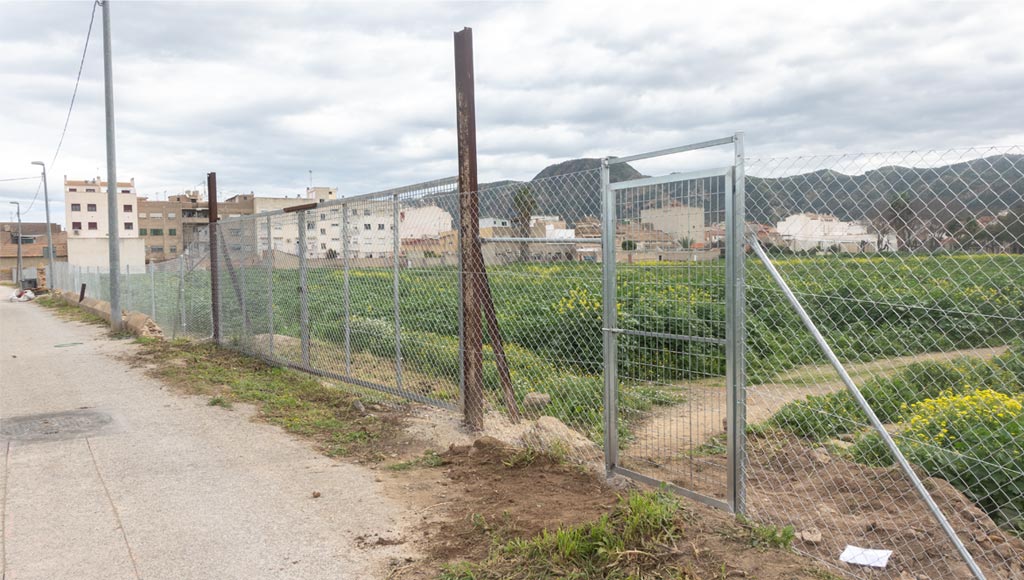 Vallado perimetral de los terrenos junto al CEIP Nuestra Señora de la Fuensanta visto desde el Carril Giles.