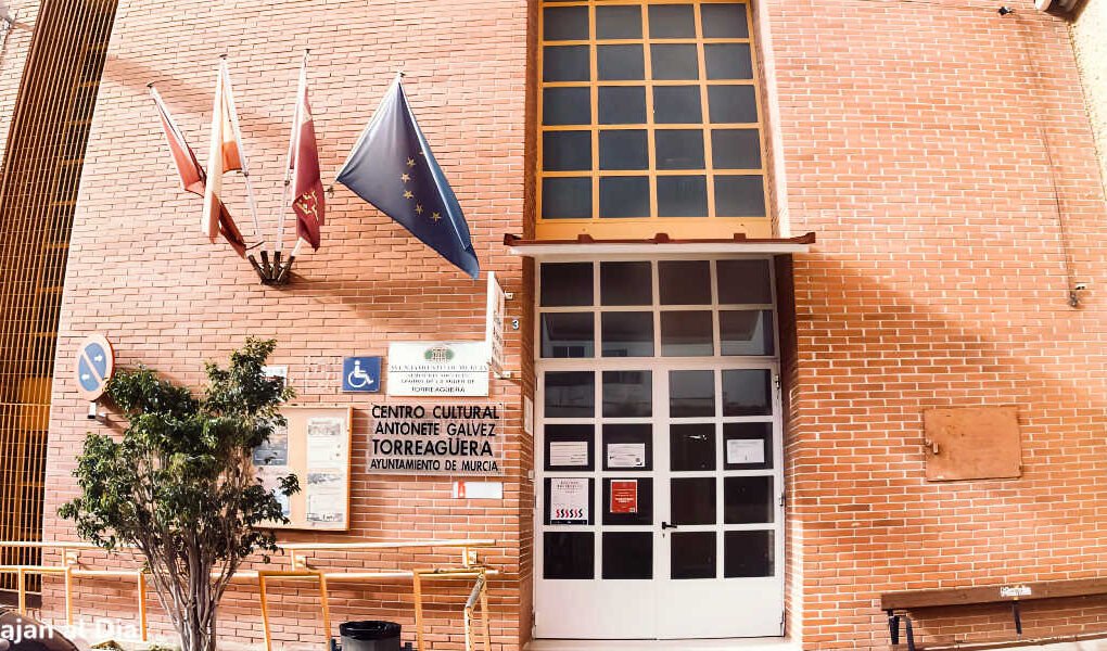 Fachada de la Alcaldía Pedánea de Torreagüera, Murcia, sede de la Junta Municipal donde se celebra el pleno ordinario