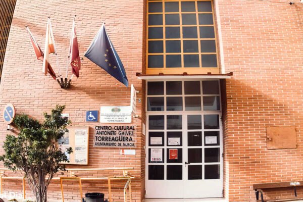 Fachada de la Alcaldía Pedánea de Torreagüera, Murcia, sede de la Junta Municipal donde se celebra el pleno ordinario