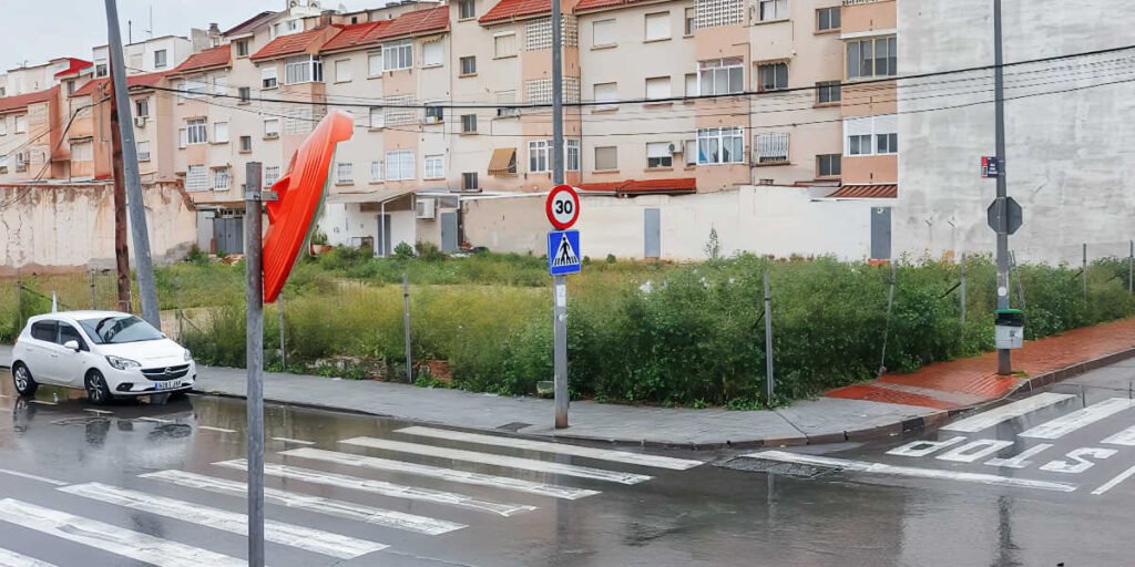 solar situado frente a Mercadona, en la Calle Francisco Guirado esquina con Poeta Miguel Hernández, cuyo propietario se ha ofrecido a cederlo al ayuntamiento a cambio de que se le conceda la exención de pagar el correspondiente IBI