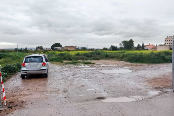 aparcamiento temporal habilitado en el CEIP Nuestra Señora de la Fuensanta en Beniaján gracias a la mediación del alcalde pedáneo