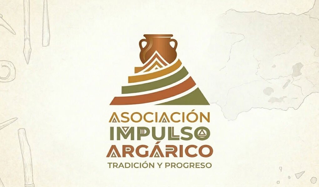 Logotipo de la Asociación Impulso Argárico sobre fondo crema con mapa de España y herramientas de la Edad del Bronce vinculadas a la cultura argárica, símbolo del proyecto ciudadano para la Costera Sur de Murcia.