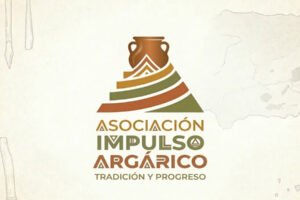 Logotipo de la Asociación Impulso Argárico sobre fondo crema con mapa de España y herramientas de la Edad del Bronce vinculadas a la cultura argárica, símbolo del proyecto ciudadano para la Costera Sur de Murcia.