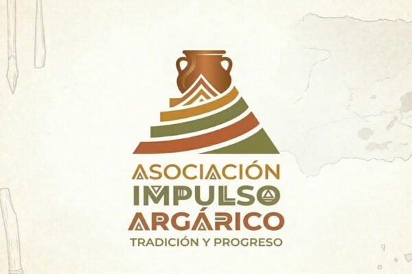 Logotipo de la Asociación Impulso Argárico sobre fondo crema con mapa de España y herramientas de la Edad del Bronce vinculadas a la cultura argárica, símbolo del proyecto ciudadano para la Costera Sur de Murcia.