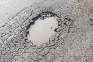 Bache en la vía pública de Murcia listo para ser denunciado con la app TuMurcia