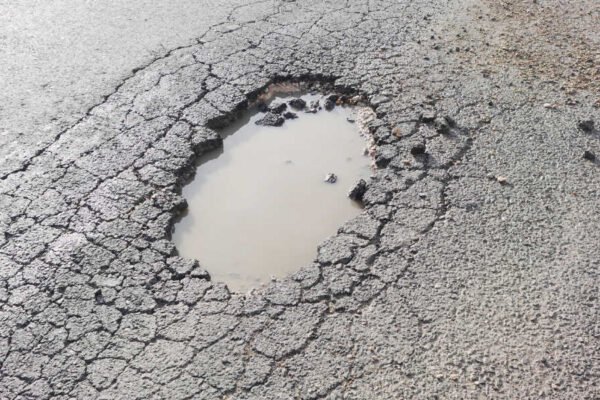 Bache en la vía pública de Murcia listo para ser denunciado con la app TuMurcia
