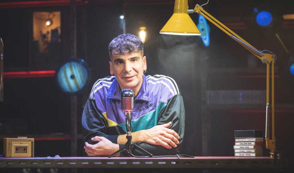 David Terol en escena durante Resonancia de La Tendía, teatro de objetos en el Auditorio de Beniaján, Murcia