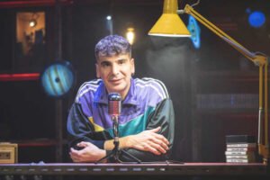 David Terol en escena durante Resonancia de La Tendía, teatro de objetos en el Auditorio de Beniaján, Murcia