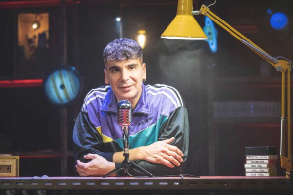 David Terol en escena durante Resonancia de La Tendía, teatro de objetos en el Auditorio de Beniaján, Murcia