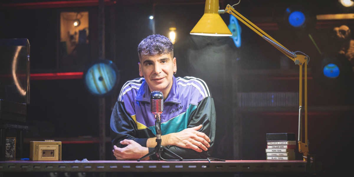 David Terol en escena durante Resonancia de La Tendía, teatro de objetos en el Auditorio de Beniaján, Murcia