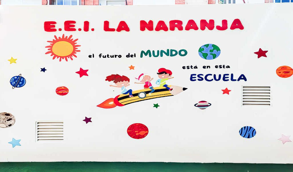 Lona decorativa de la Escuela Infantil La Naranja de Beniaján con dibujos infantiles y el nombre del centro.