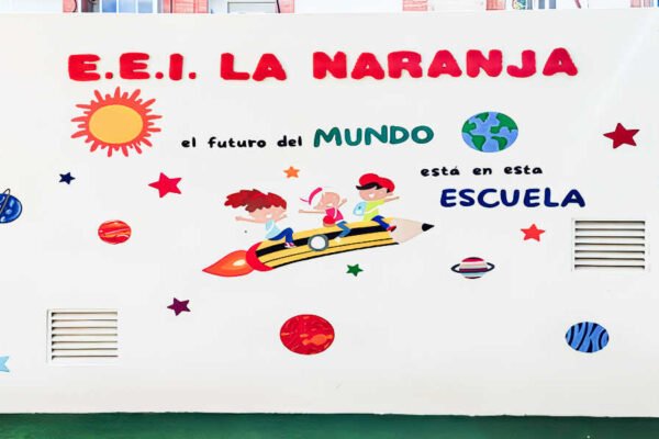 Lona decorativa de la Escuela Infantil La Naranja de Beniaján con dibujos infantiles y el nombre del centro.