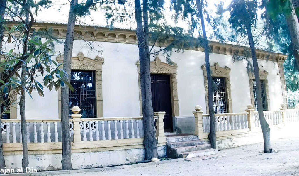 Fachada interior de la Alcaldía de la Junta Municipal de Beniaján con vistas al jardín patio