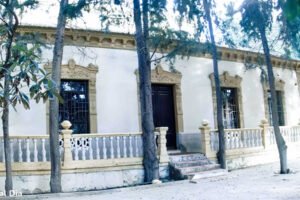 Fachada interior de la Alcaldía de la Junta Municipal de Beniaján con vistas al jardín patio