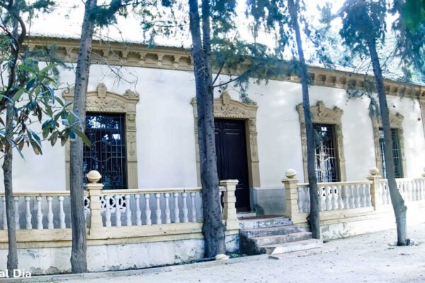 Fachada interior de la Alcaldía de la Junta Municipal de Beniaján con vistas al jardín patio