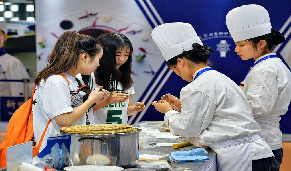 Participantes coreanas en la feria Seoul Food and Hotel 2026 en Corea del Sur, cocineras y profesionales interactuando con productos alimentarios en un stand de exposición