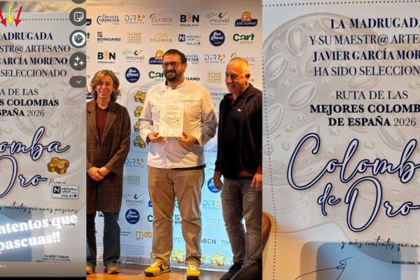 Javier Moreno de La Madrugada recibiendo la distinción Colomba de Oro 2026, flanqueado por dos miembros del jurado, con la carta de felicitación y el anuncio del galardón visibles a los lados.