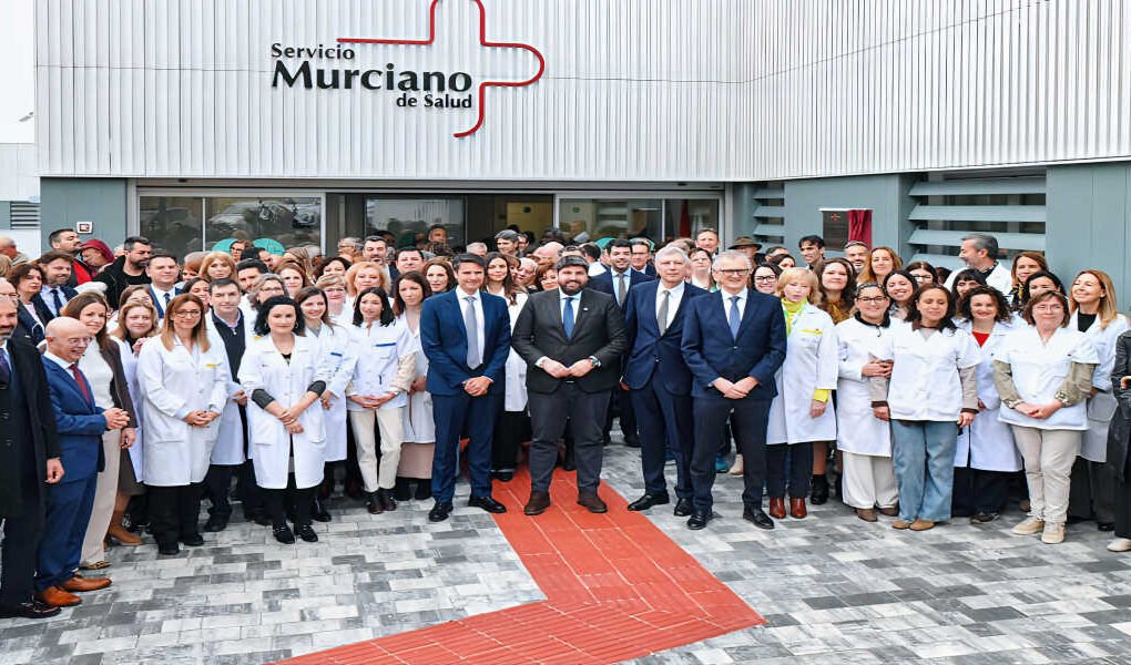 Fernando López Miras inaugura el Centro de Salud Doctor Andrés López Bernal en Molina de Segura, rodeado de personal sanitario y autoridades locales