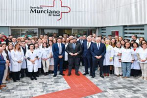 Fernando López Miras inaugura el Centro de Salud Doctor Andrés López Bernal en Molina de Segura, rodeado de personal sanitario y autoridades locales