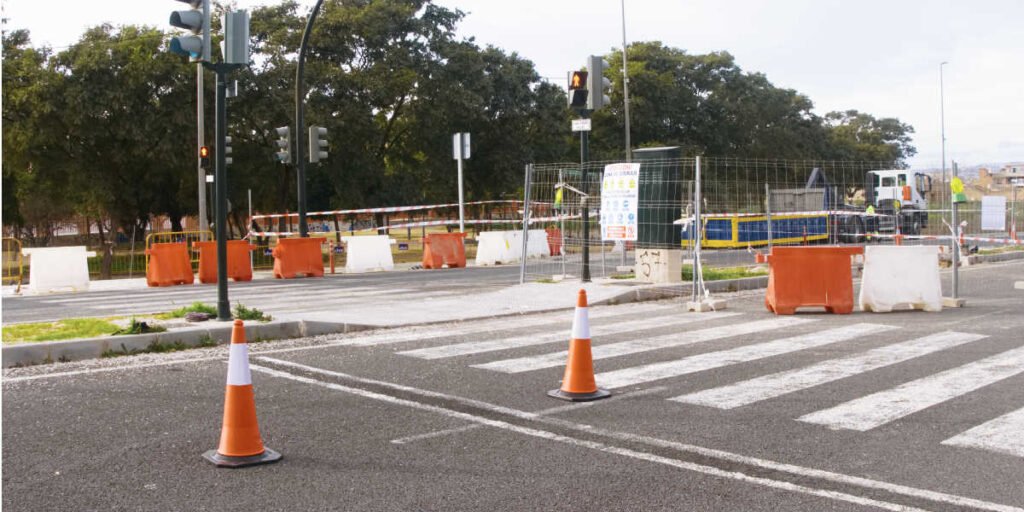 Obras de conexión entre la Calle Tiñosa y la Avenida de Levante en San José de la Vega, Murcia, mostrando la construcción de carriles, aceras y carril bici.